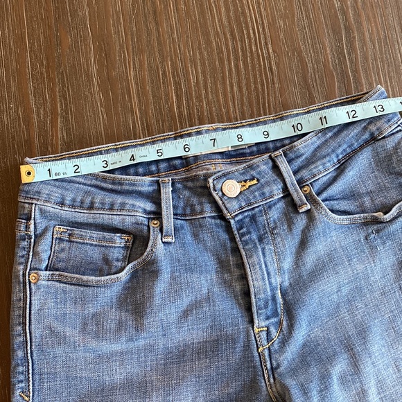 Levi’s mid rise skinny jeans with raw edge cuffs in size 6/26. - Picture 9 of 11